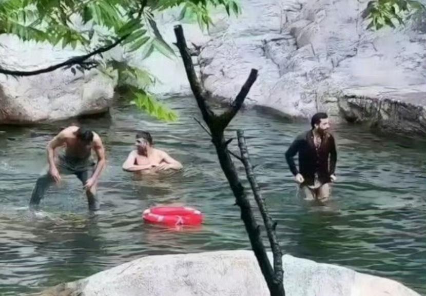 在水中洗澡，看来是印度人的文化传统。（图一）印度游客在庐山风景区洗澡。（图二