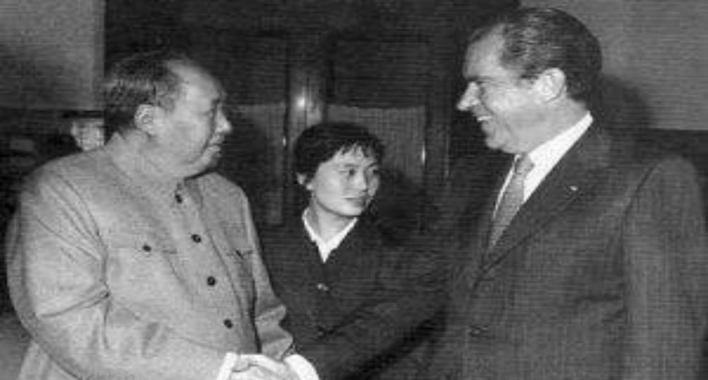 尼克松问毛主席：您有什么特长？主席回答后，尼克松向他深深鞠躬“1976年2月2