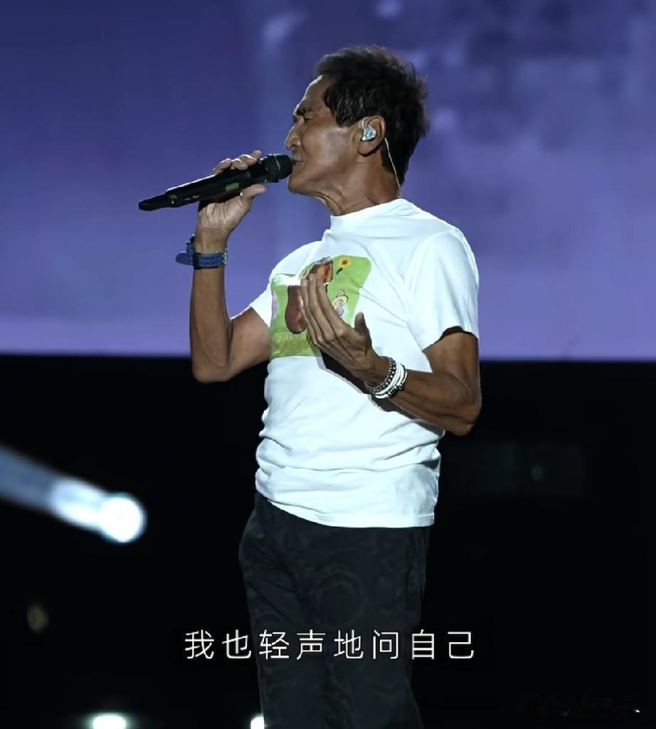 天呐，这真的是齐秦吗，苍老了太多，像是从工地出来的人。皮肤黝黑黝黑的。刷到齐