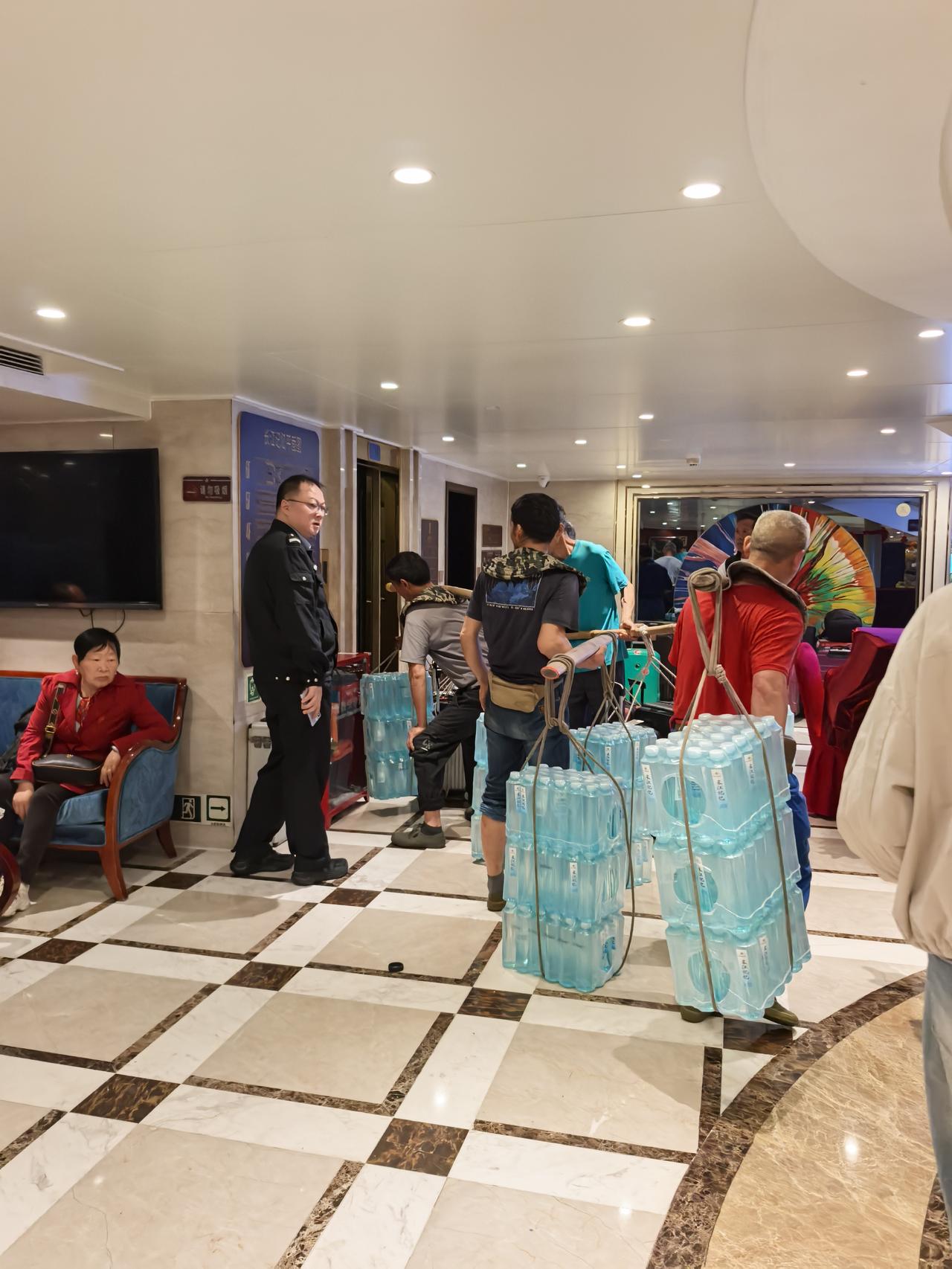 4月16日早，我们乘坐的长江记忆号在重庆的朝天门码头靠岸。在船