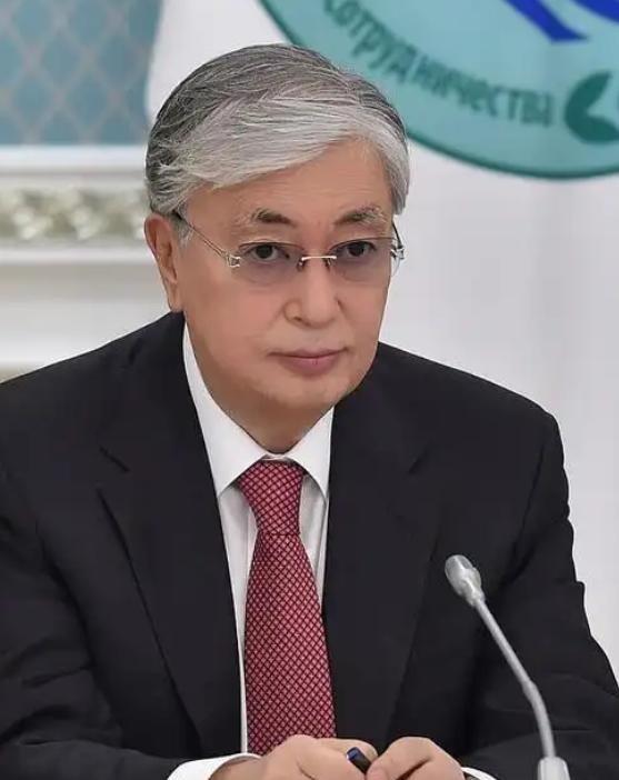 哈萨克斯坦这回算是把“摇摆”玩明白了，前脚刚跟美日签完稀土大单，后脚油轮就在黑海