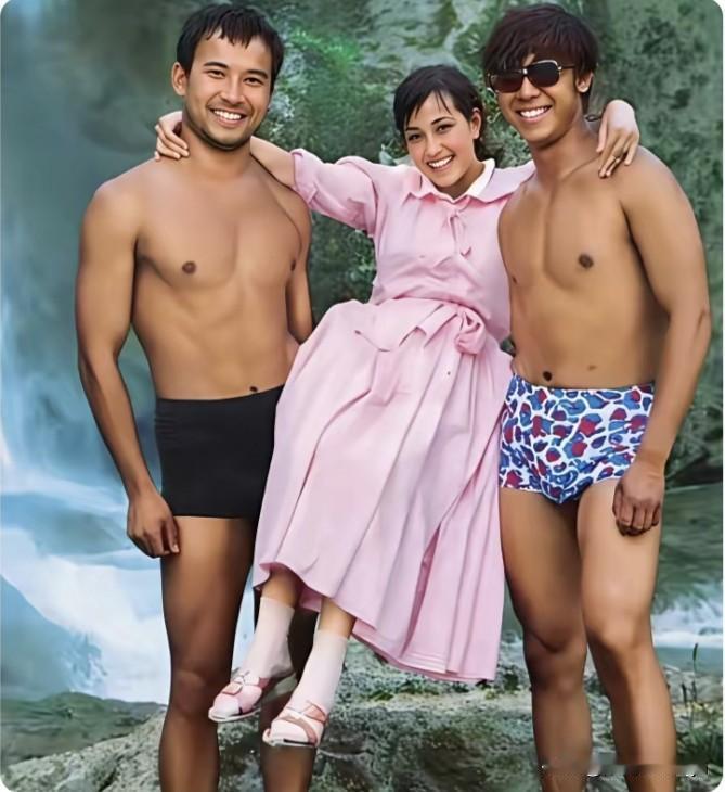 这张照片太有时代感了，那时候的刘晓庆就是人们心中的女神！照片里，刘晓庆穿着一