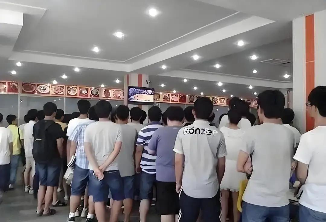 大学食堂里，一个外国留学生插队打饭，被中国学生指出后，竟一脚踹倒中国学生。其他学