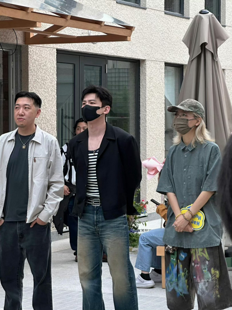 上海逛街偶遇了白敬亭上海逛街就可以偶遇这个宽肩腰窄的小白嘛！！！