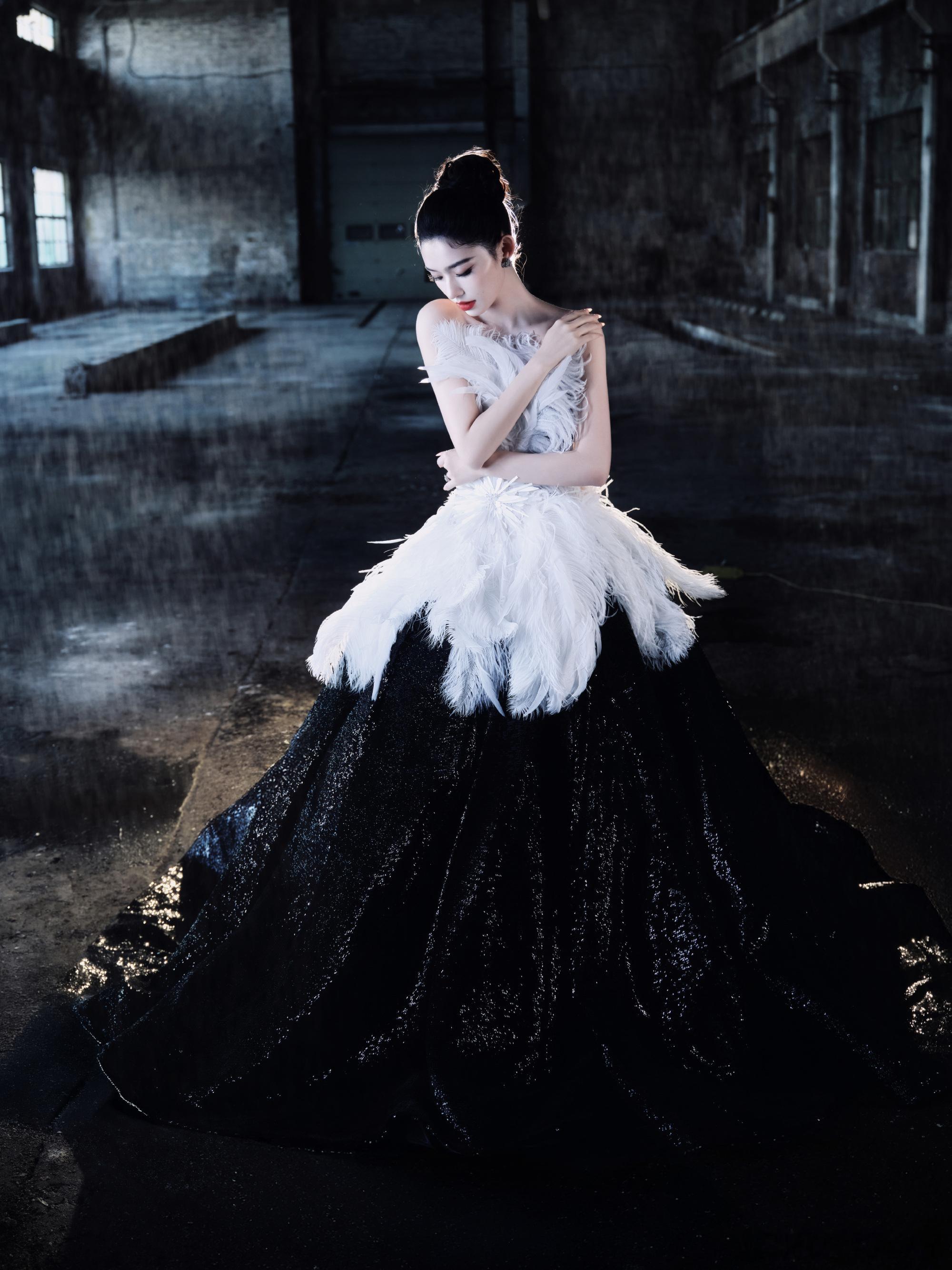 林允cos天鹅之梦林允“天鹅之梦”造型太绝！白羽毛抹胸撞黑亮片裙摆，复古工业风