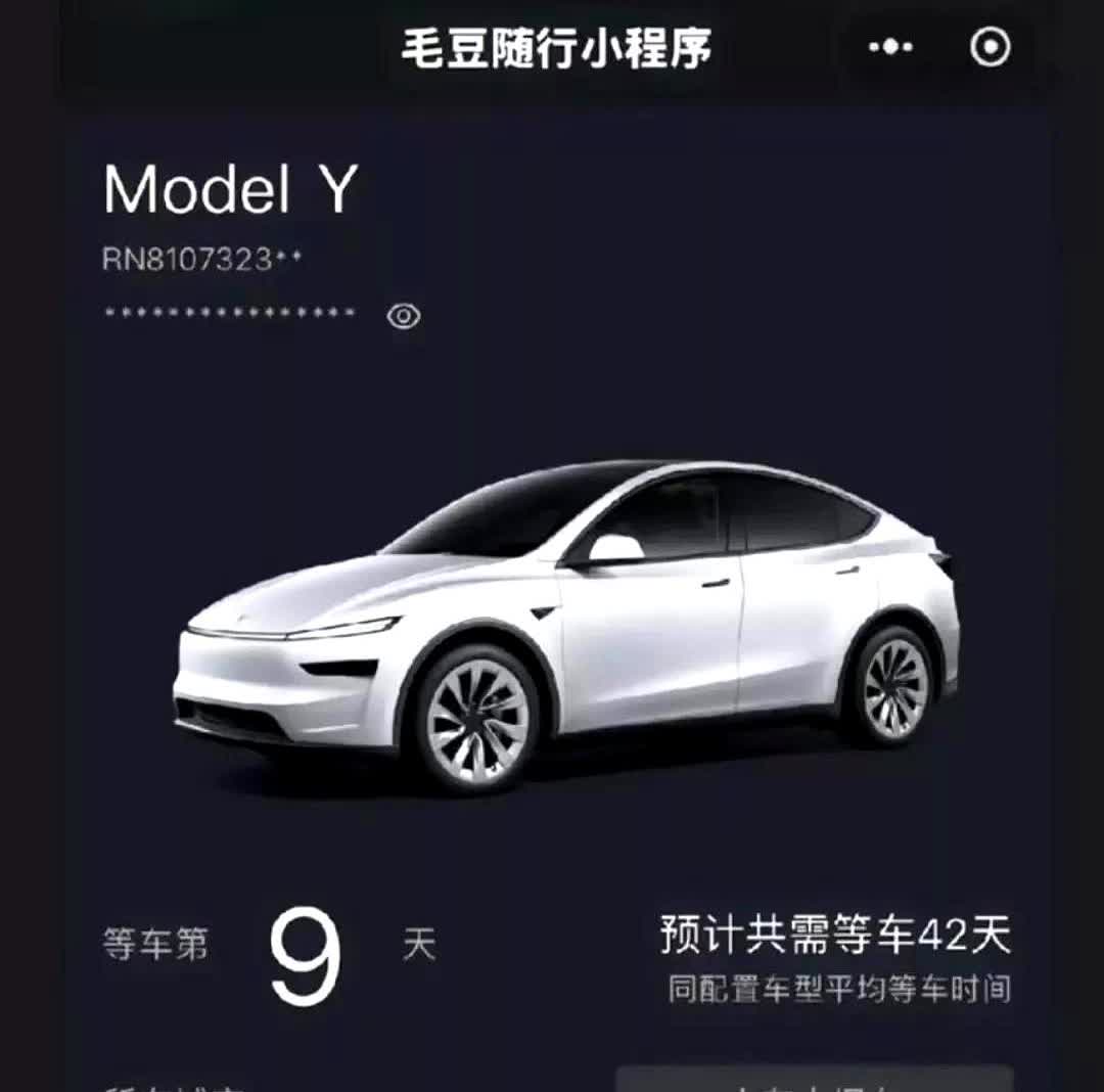 你坐进特斯拉，可能第yi反应是：这也太简陋了吧！方向盘光秃秃，仪表盘全靠