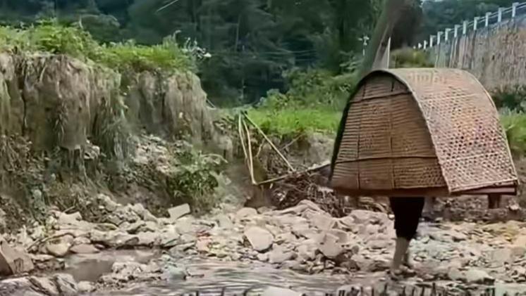 不少60后、70后都有过这样的记忆：田埂上一群人持长棍、吹哨子，赶着上千只鸭子慢