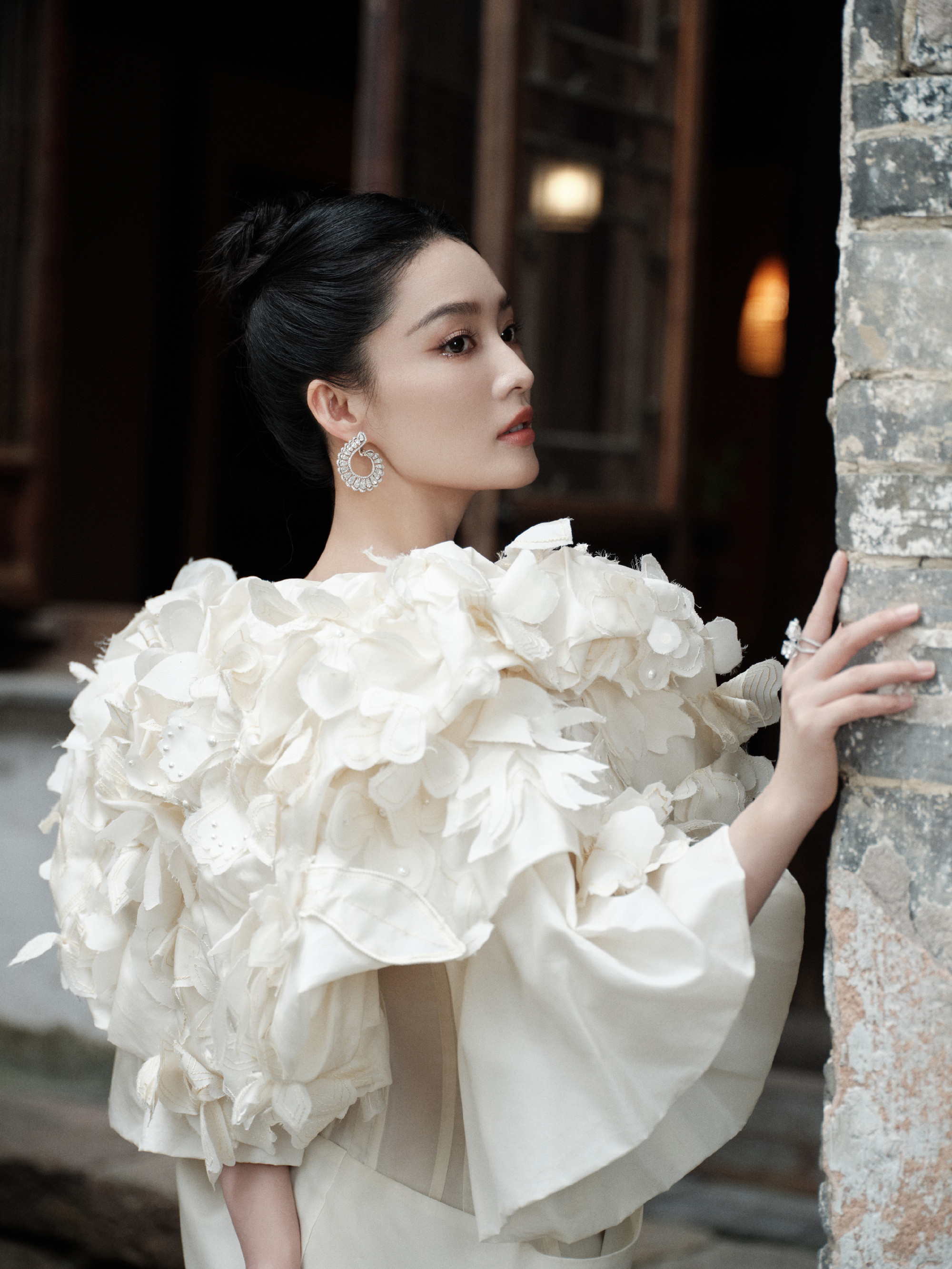 李沁：蝶绕夏花旁，携花入梦中​​​