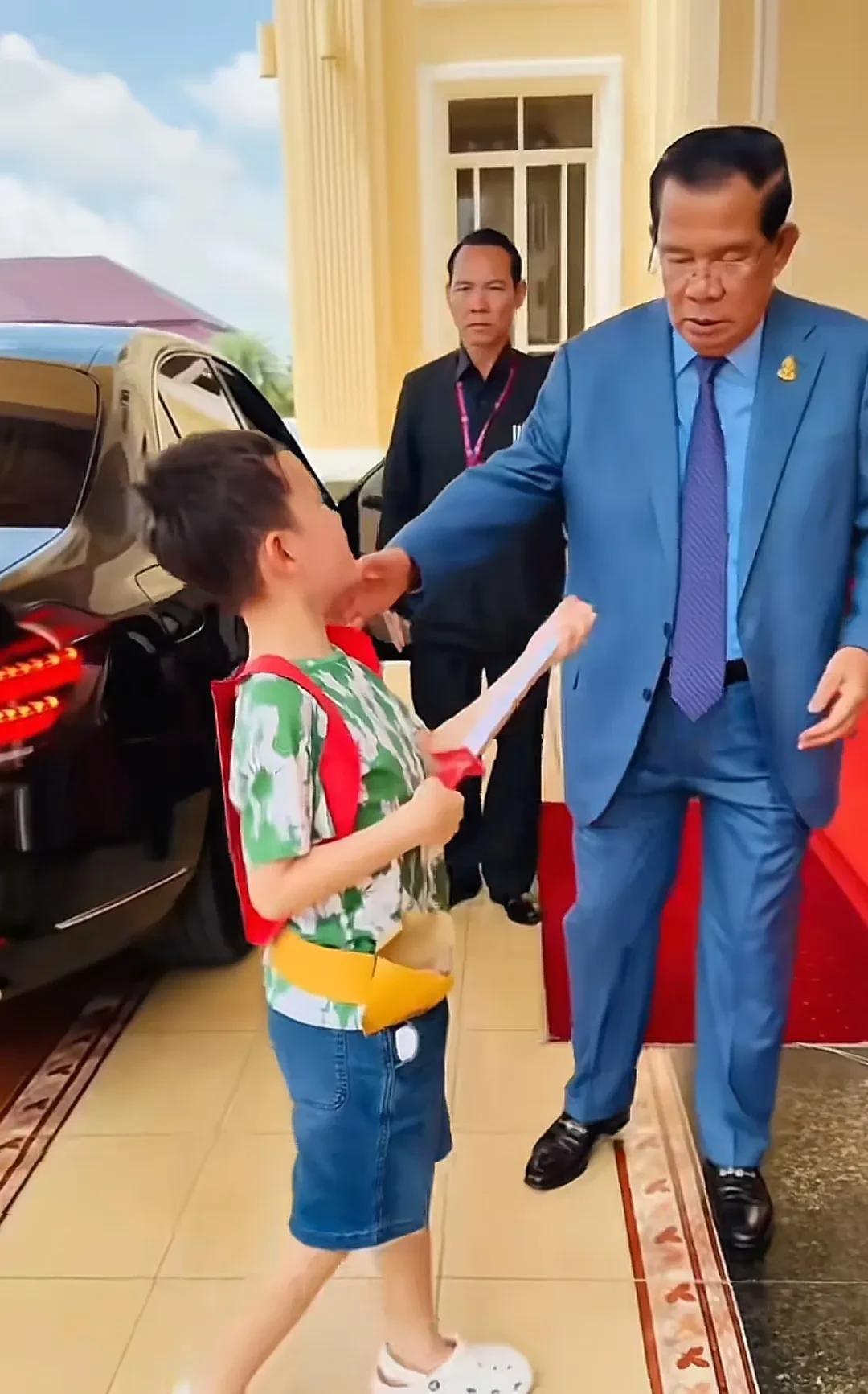 洪森的孙子孙女，上下学的代步工具都是奔驰S560。而且他的孙子孙女上学就跟特朗