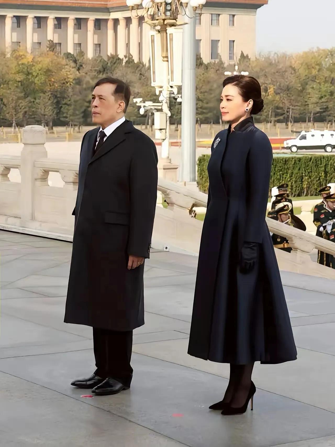 泰王越来越离不开王后苏提达了，因为苏提达不仅漂亮优雅，而且还会多国语言，带出去特