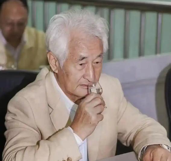 1998年，茅台酒滞销，工资都停发了。茅台找银行贷款，但却没东西抵押。厂长季克良