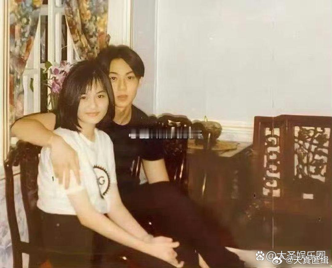 吴尊少年时与太太的合照，初吻发生在她家客厅。林丽莹相貌平平，家庭条件优越。