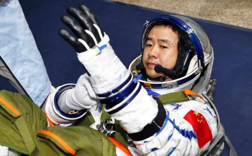 解放军航天员陈冬，创下两个记录！至今所有航天员中无人超越！提起中国航天员，你