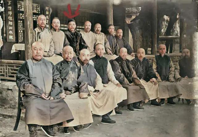 极其罕见的袁世凯旧照，C位的位置轮不到他，只能乖乖的坐后排。这张摄于19