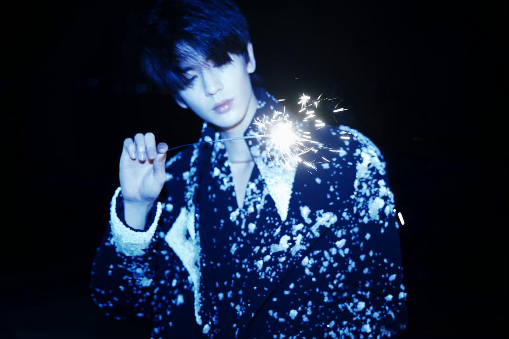 张凌赫ELLE风尚大典工作室出图，张凌赫又穿RobertWun的高定～此男太帅