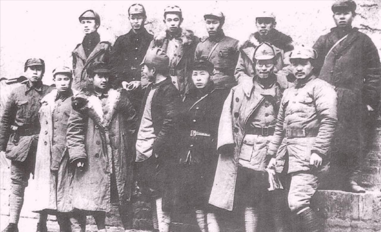1937年，红4师师长卢冬生接到通知，去参加一个重要会议。来到会场后，只见政委站