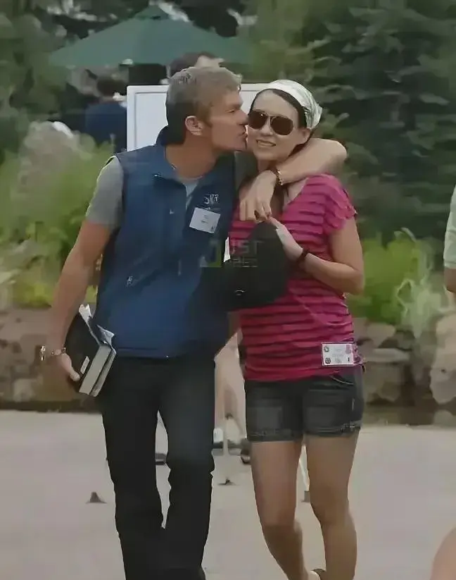 难怪章子怡与外国男友当年没走到最后，看面相都比章子怡老许多，当时章子怡还太小，属