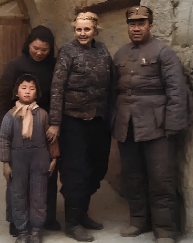延安时期，朱德夫妇与外国友人的合影1947年，延安时期有一张珍贵合影留存。