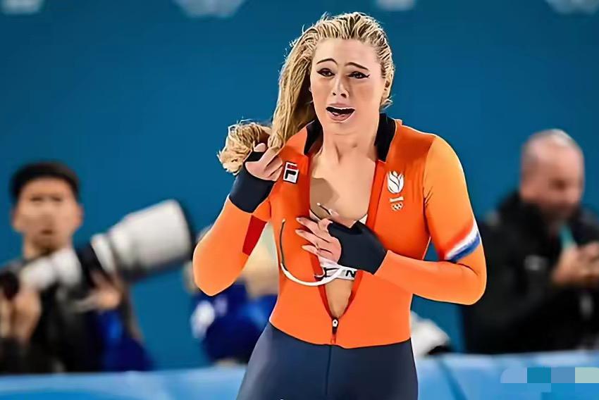 拉个拉链赚百万？荷兰女将夺冠“带货”火了。米兰冬奥会上，荷兰速滑名将莱尔丹拿了金