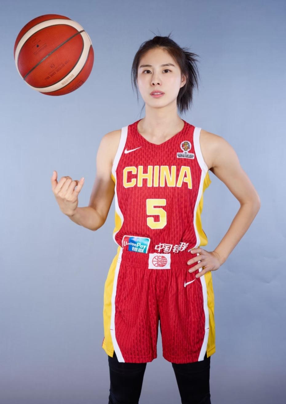 王思雨，这记神级妖球直接焊死女篮名场面！3月15日女篮战捷克，王思雨底线发球的