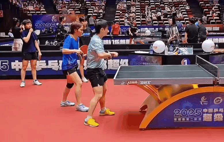 厦门乒超联赛第二阶段，莎莎第一场女双，和平野美宇一起搭档。乒超联赛真的是快乐乒