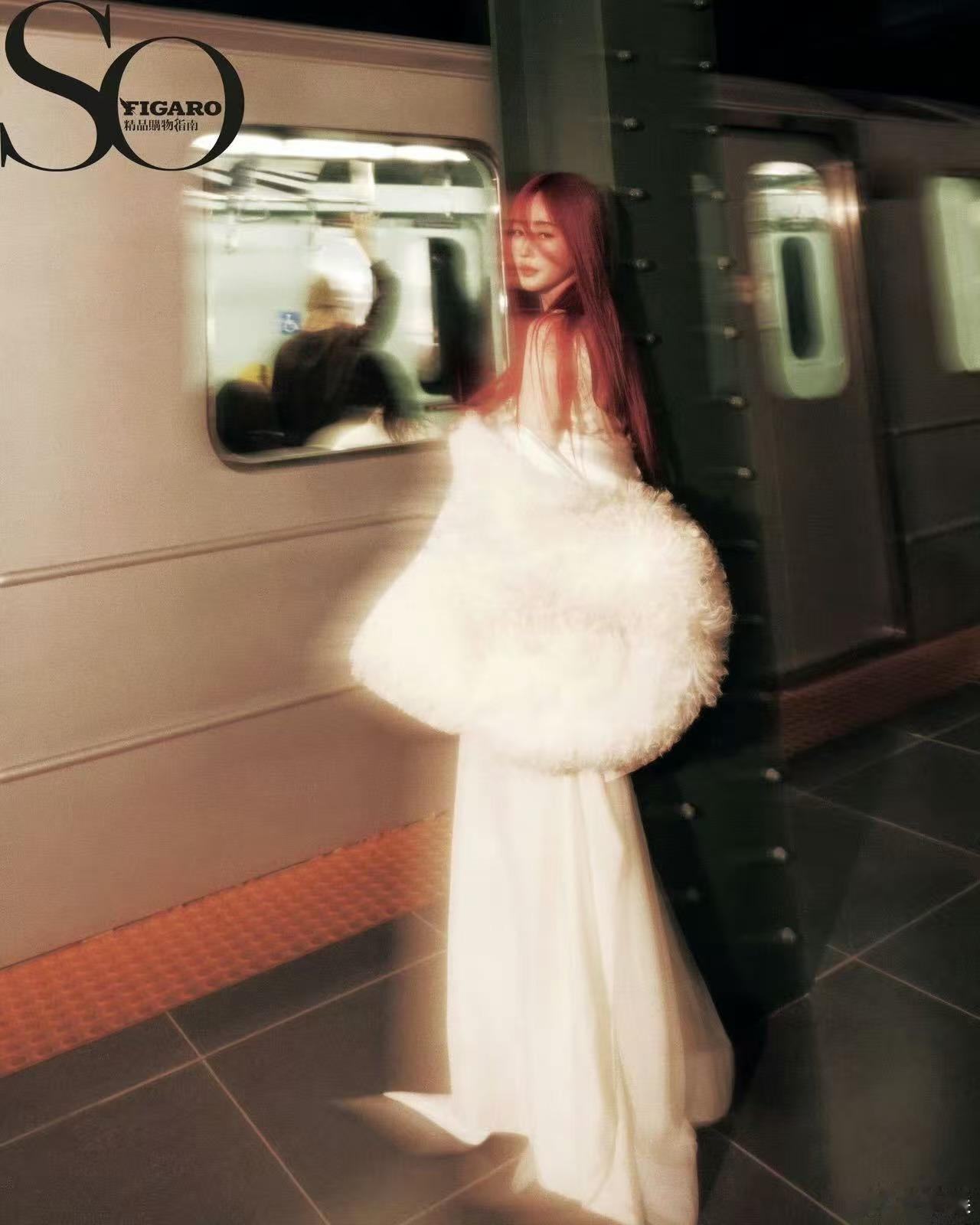 暗黑与纯白的美学碰撞！张天爱红发羽翼造型颠覆想象，在地铁站演绎神性降临的破碎美感