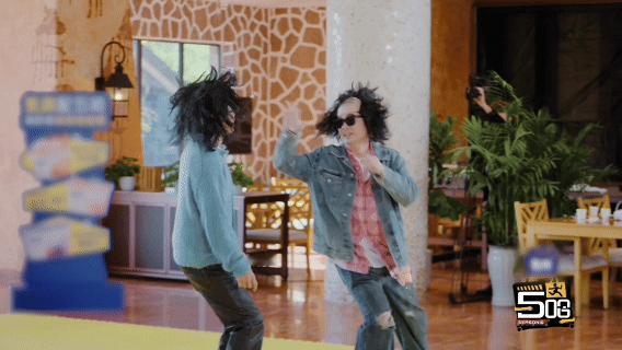 邓超陈赫的假发像锅找到了盖哈哈哈哈哈邓超陈赫戴假发也太有喜剧效果了，头套跟脑袋