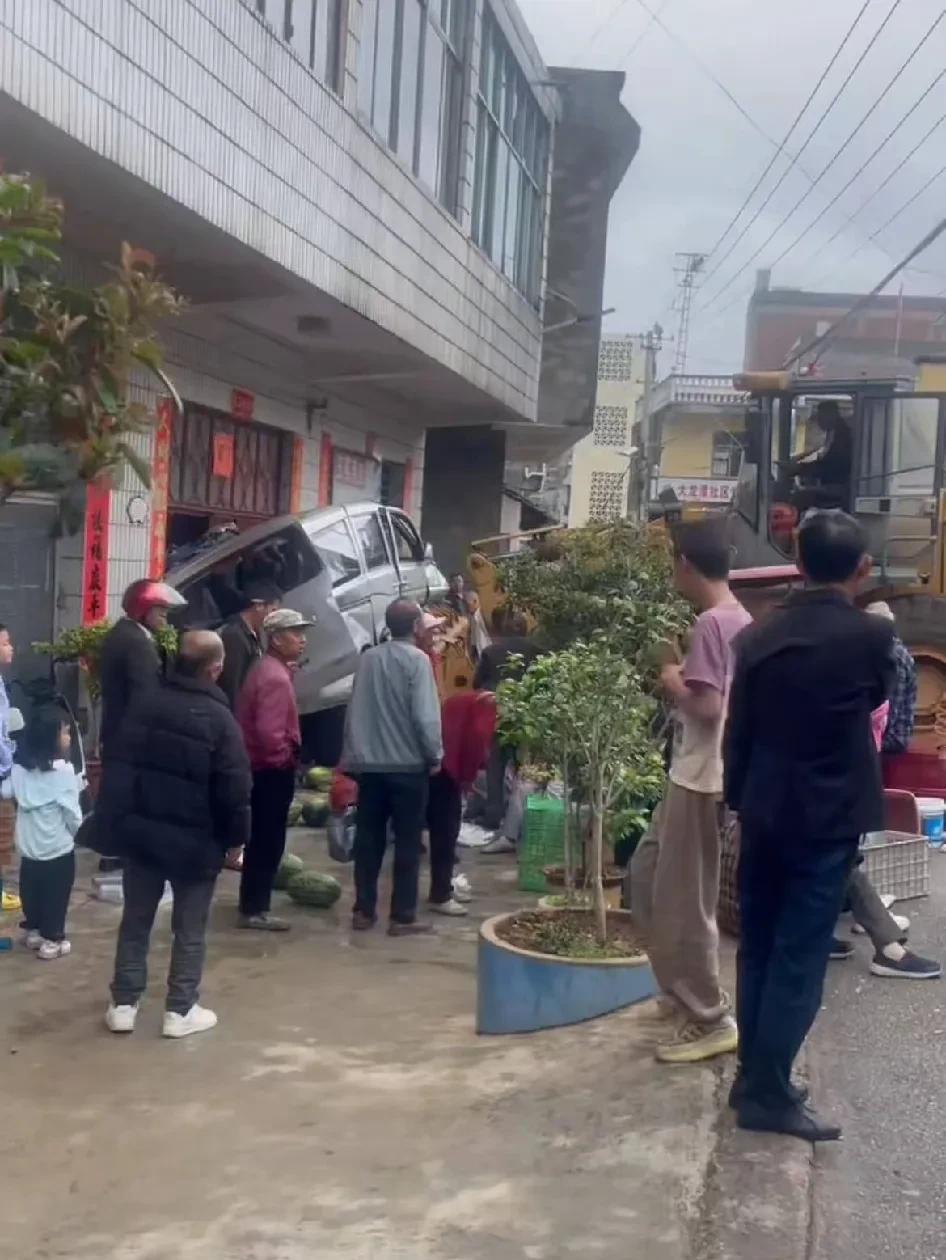 云南陆良县装载机伤人致6死4伤后续，据知情人爆料，装载机失控，死了6个人，最小的