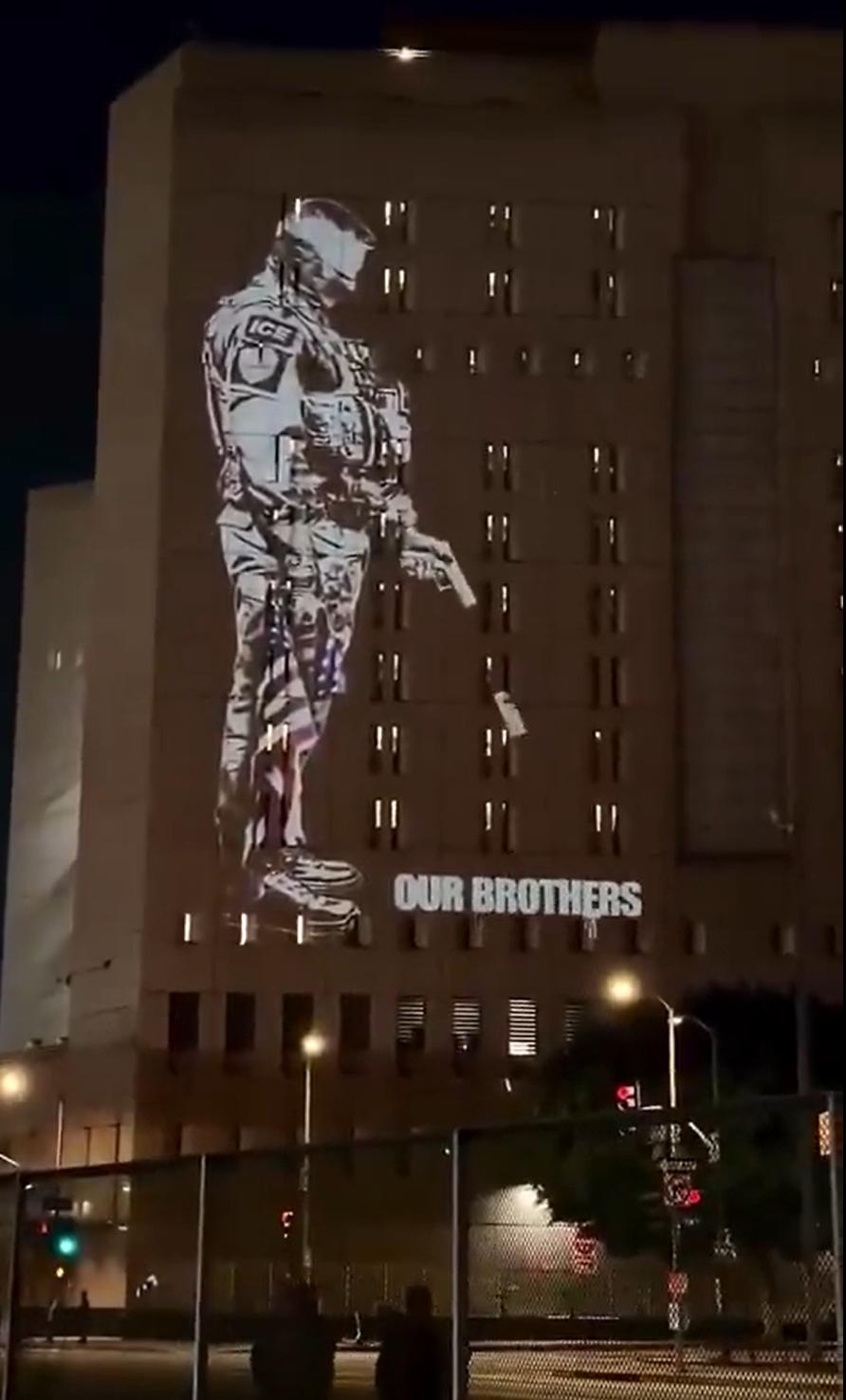 美国人也学了一招：往ICE大楼墙上放投影！