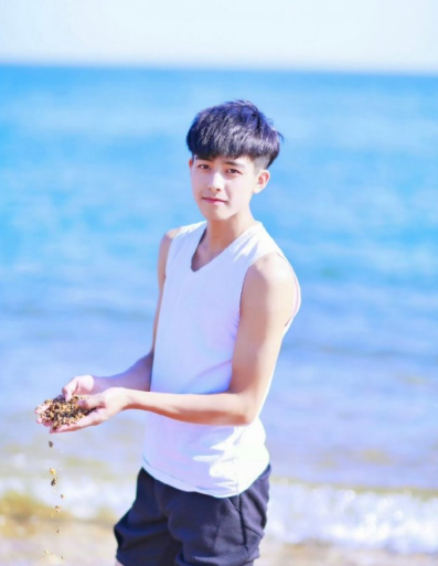 宋威龙生图里少年感满溢，眉眼干净清澈，骨相好抗打，原生美貌的含金量，真不惧任何考