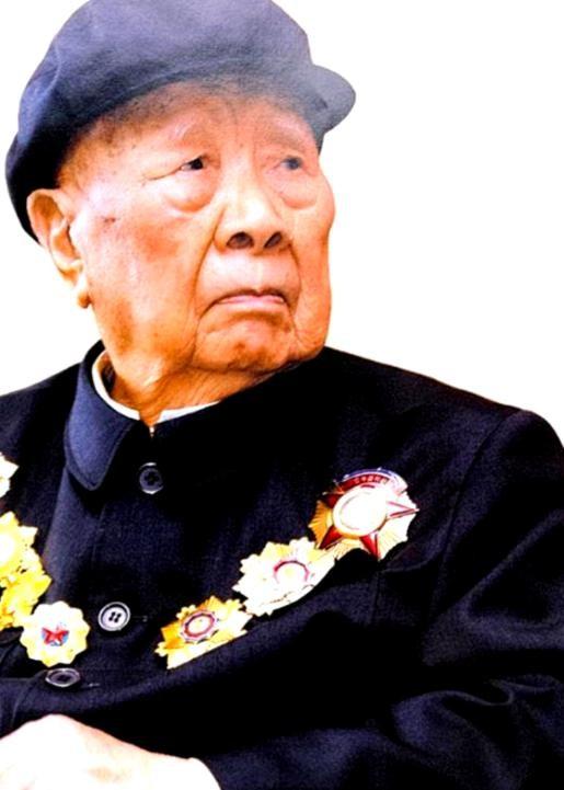 1984年金秋，退休的曾将军在大连一处水库悠然垂钓。正当他静待鱼儿上钩之际，水库
