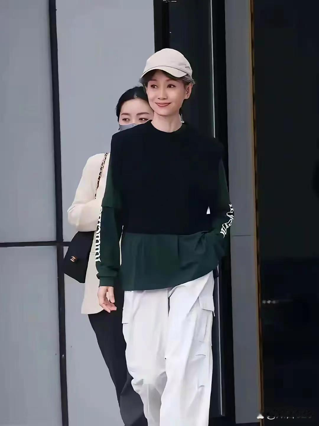 被62岁的叶童惊艳到了，松弛优雅，这状态说40岁也为过