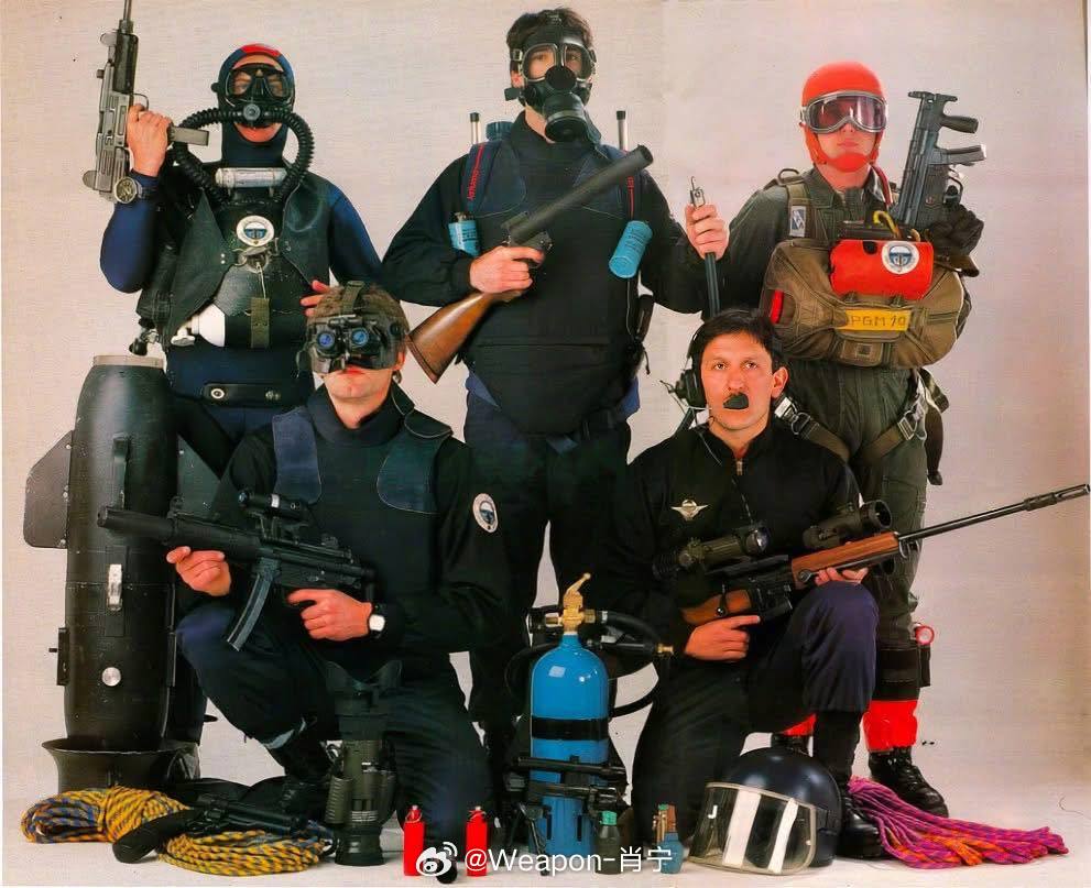 烽火问鼎计划照片中的历史老旧但很经典。1989年法国国家宪兵特遣队装备展示。成