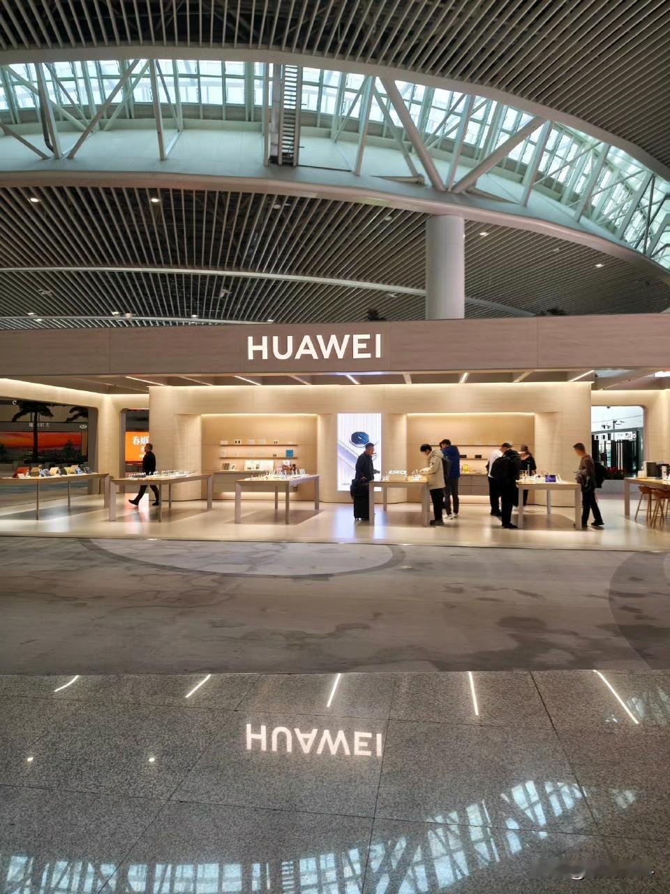 国内机场有手机旗舰店，且面积非常大，也只有华为了。寂寞的机场，人流量虽多，
