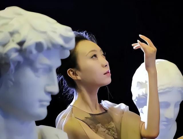 18年过去了，那个摔成终身残疾、让张艺谋愧疚一生的女人还好吗？2008年7月2