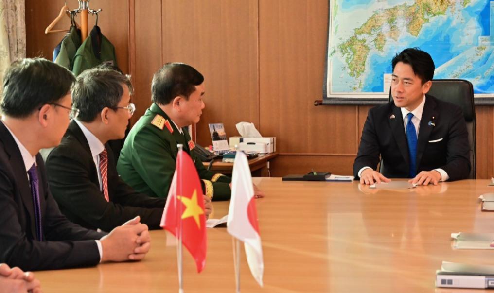 日本防卫大臣会见越南副防长，居高临下的摆谱，逼迫河内一起对付中方！12月4日