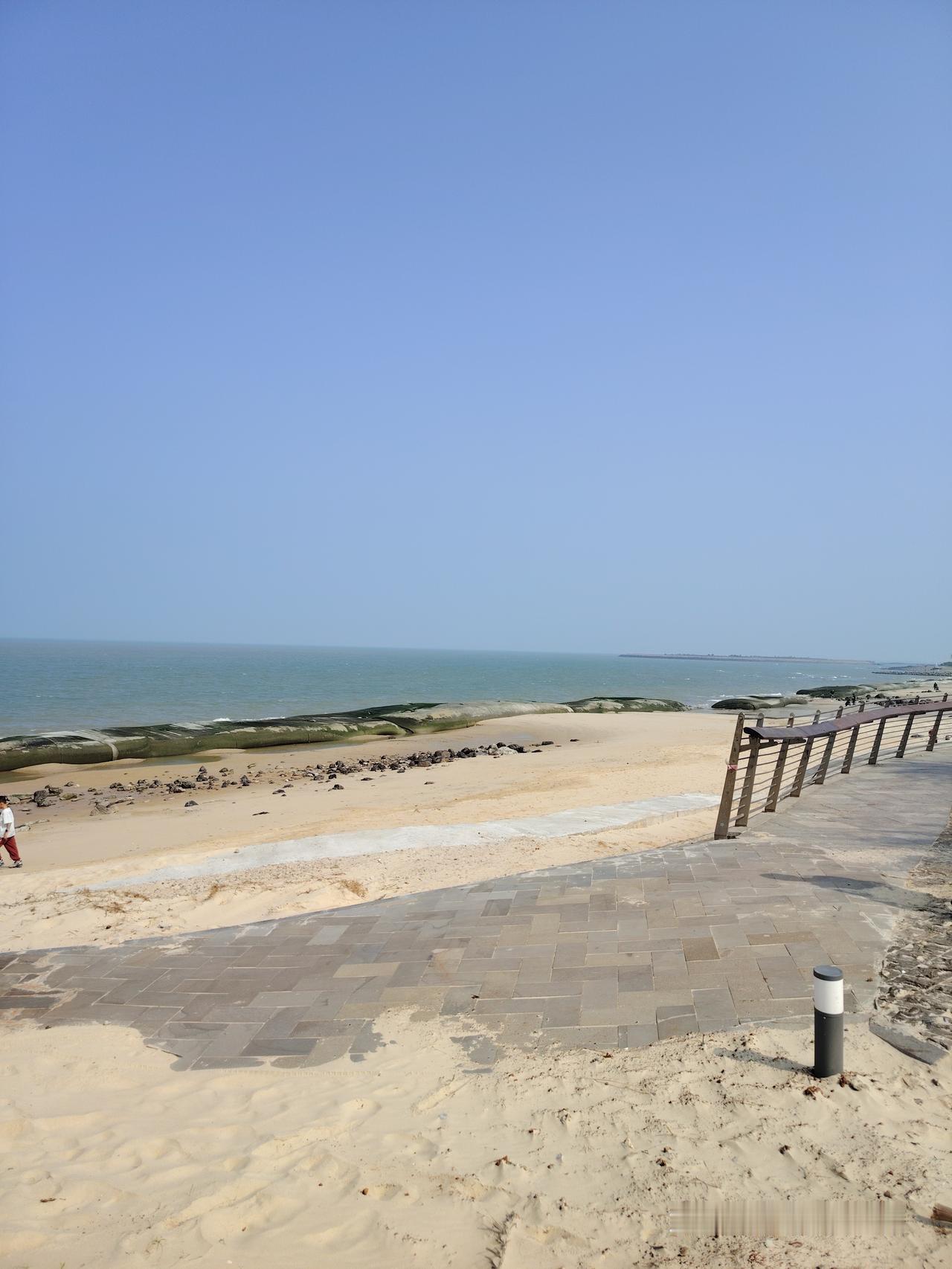 冬日生活打卡季今天到海边玩，那里的风景太美了，让人感到非常舒服。视野开阔。