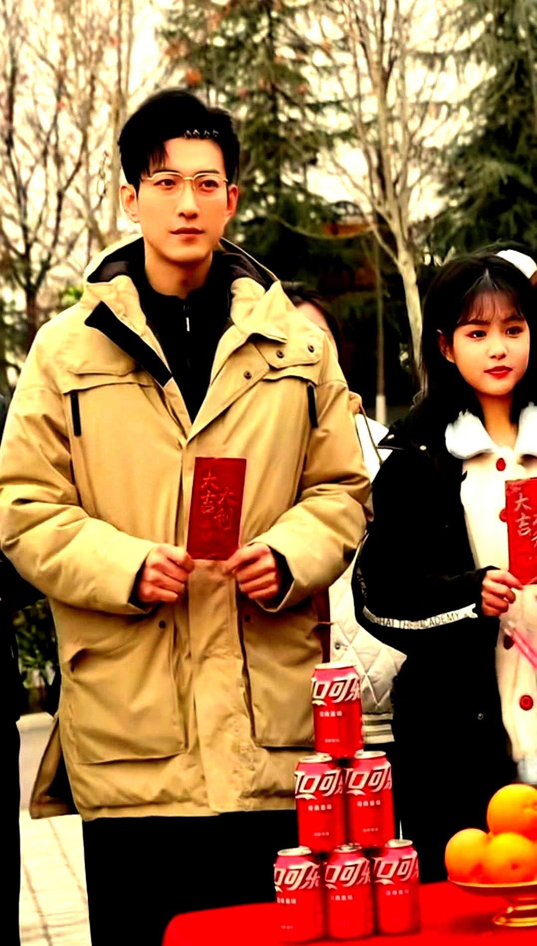 这几年圈里因为过度填，于龙和杨咩咩，把那张本来挺好看的脸给动了，还在直播