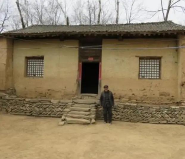 村里有对夫妻，查出来是男人不行，可俩人就这么熬了6年。一天，女人挺着个大肚子回来