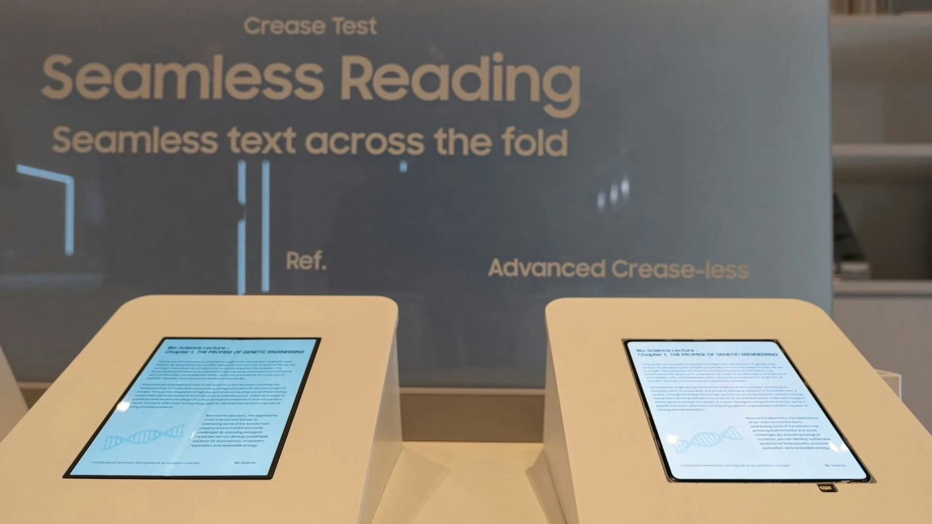 三星展示无折痕折叠屏OLED面板三星牛啊，折叠屏做到无折痕，苹果折叠屏不会就等三