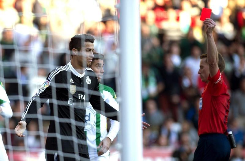 尤文每回合罚一个下去有意思吗？人家推了一把凯利，凯利失去重心了，莫名其妙领领二黄