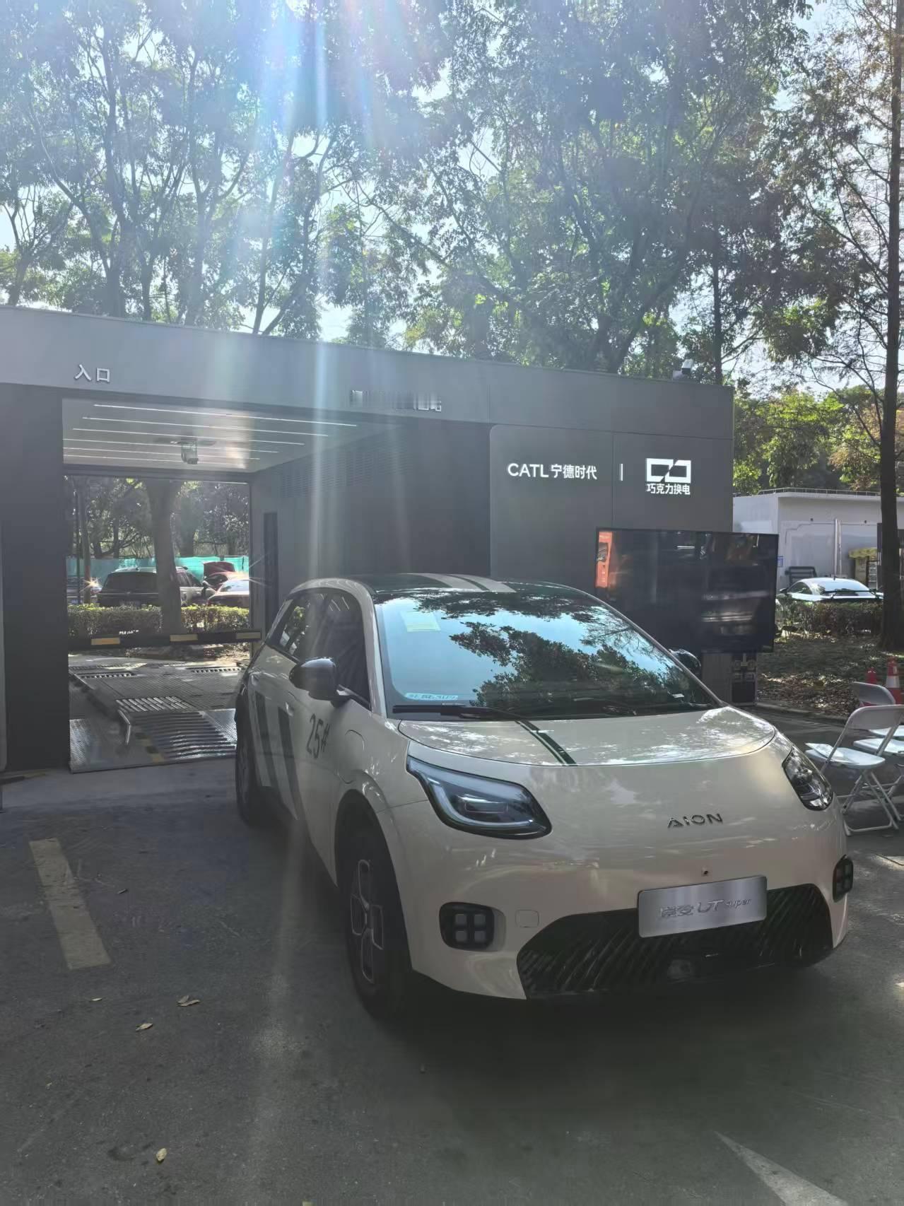 这台4.9万的小车车，90秒不到就可以完成54度电池包换电！可惜萤火