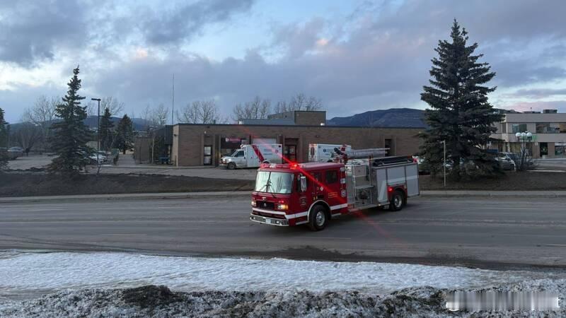 女子持枪闯入校园行凶加拿大发生重大枪击案致9死27伤海外新鲜事加拿大不列颠哥