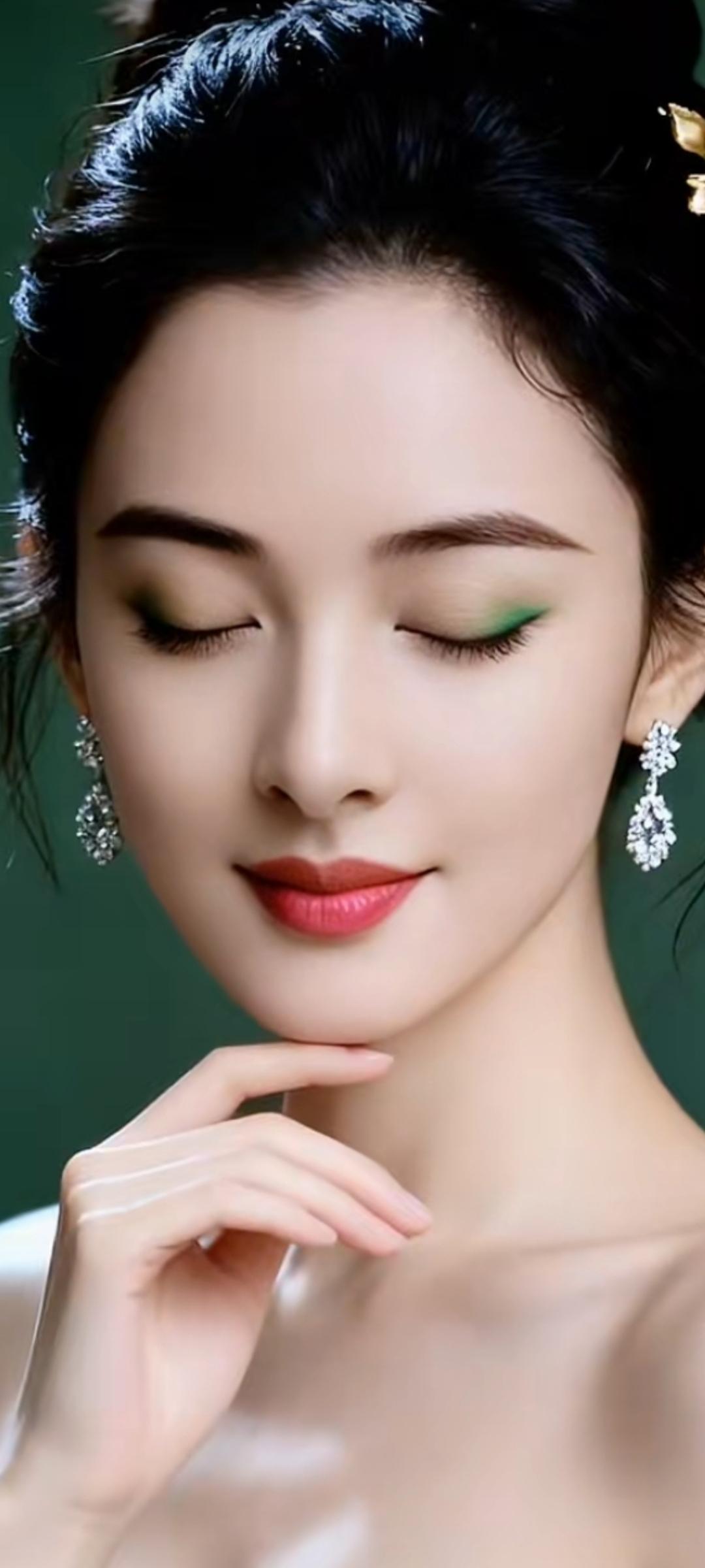 优雅闭眼，红唇轻启，尽显东方古典美