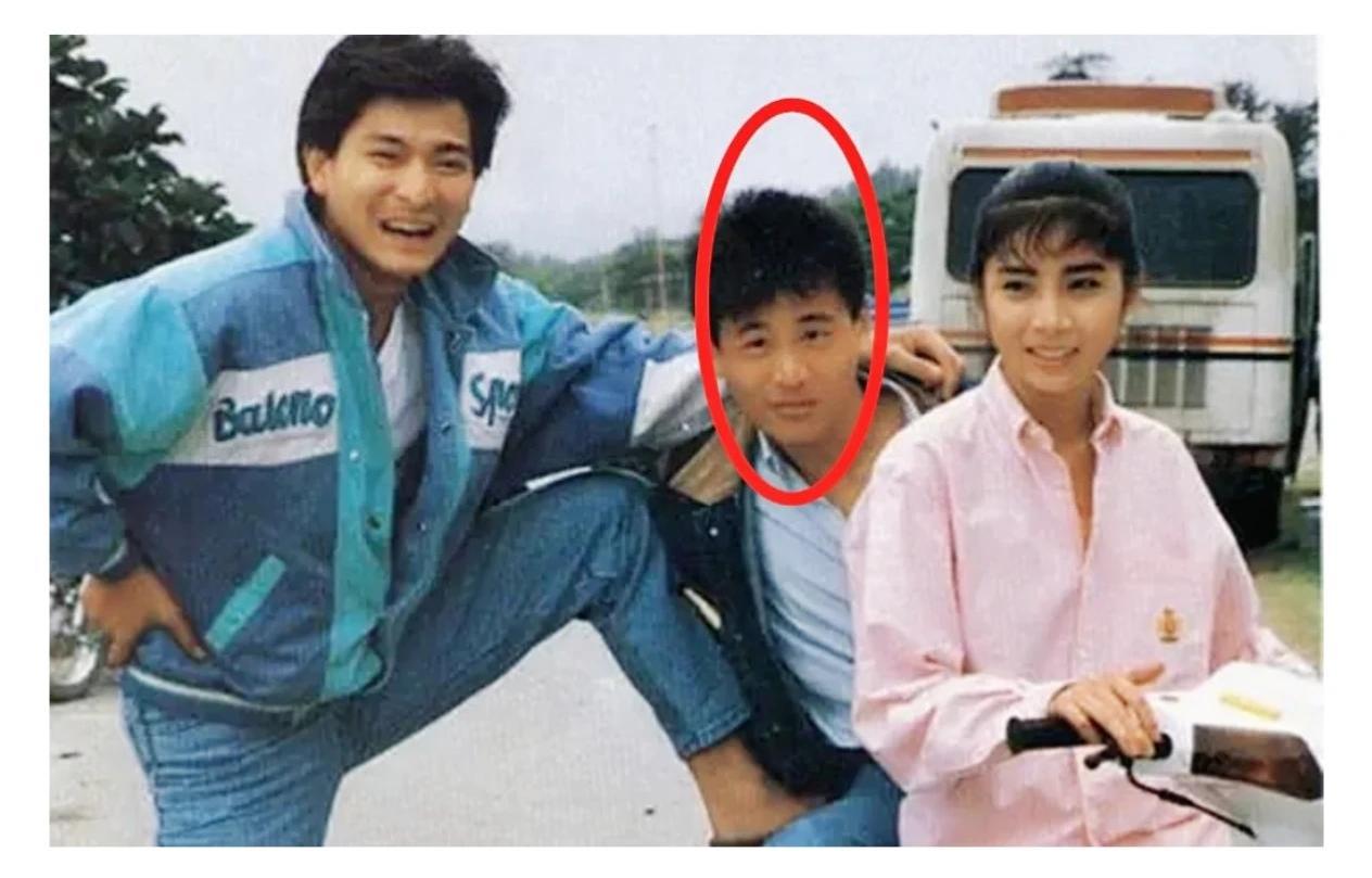 未成名之前的华仔青涩合影，看上去长相平平，像三个生活在潮湿的南方小镇的年轻人，追