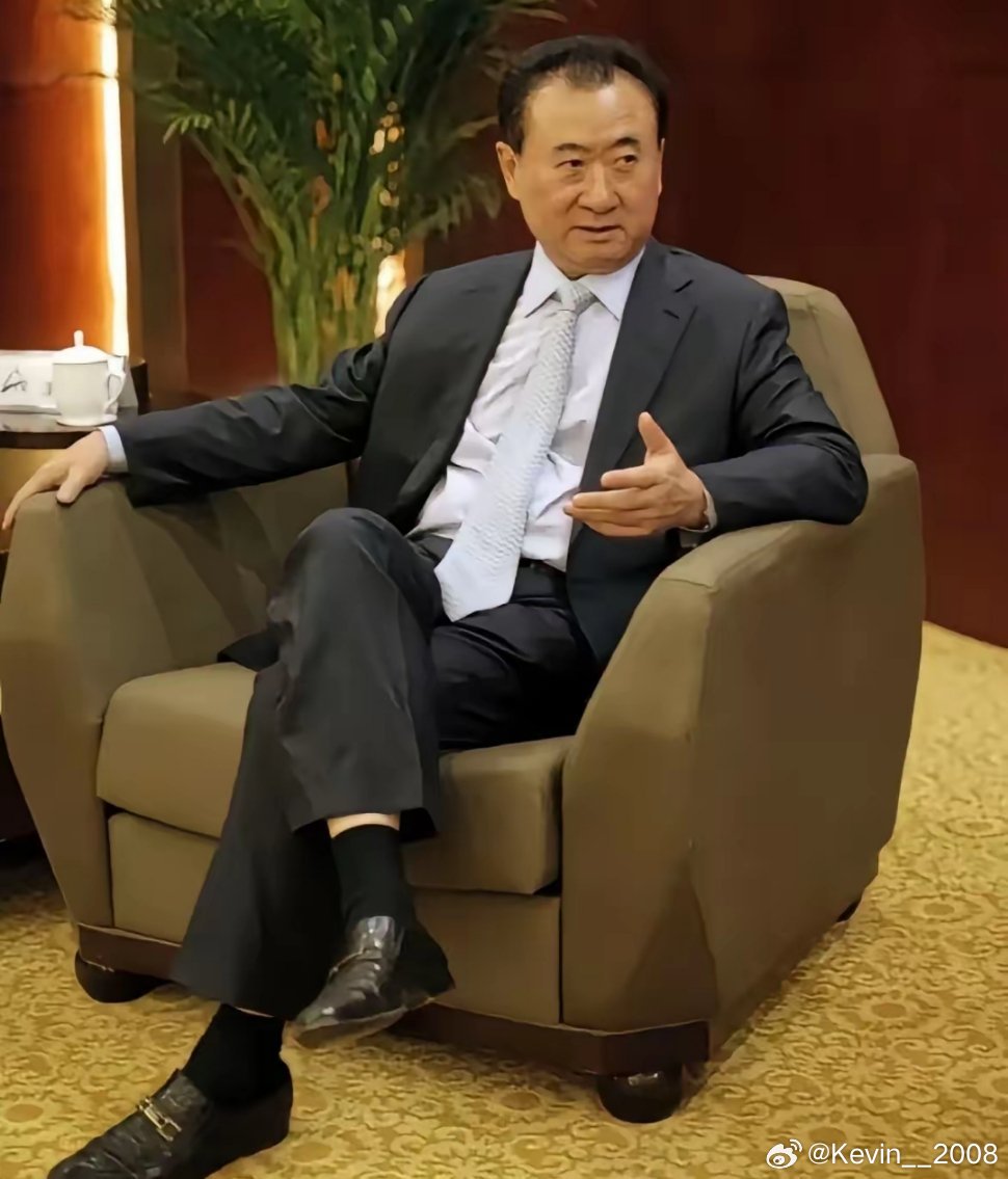 ​王健林的身价目前已经降到仅剩290亿了，这和王健林自己放弃万达集团，转让股权是
