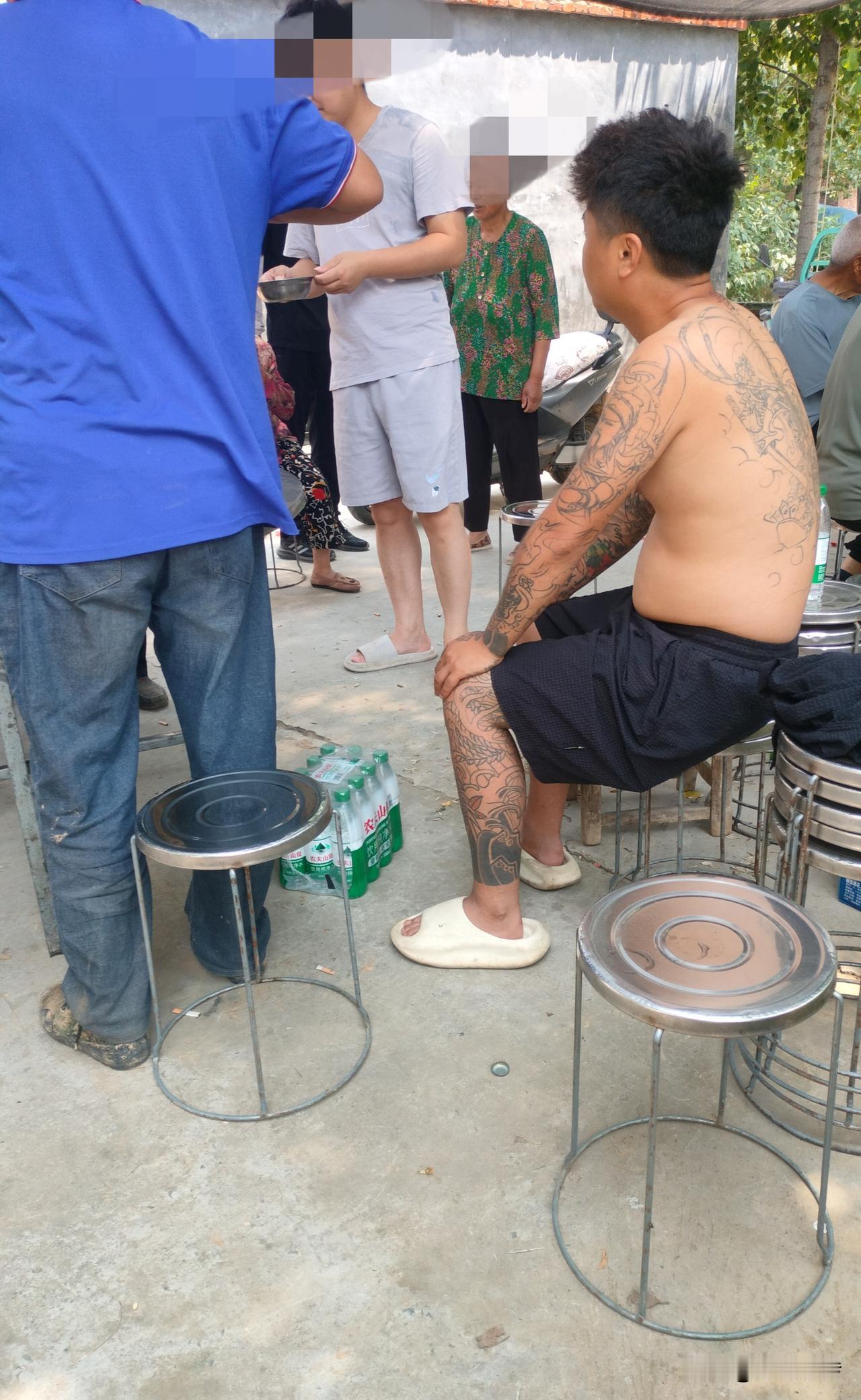 只要纹身的，都不是啥好人吗？刷到个视频，一母亲见女儿小腿肚下面有块纹身，气急败坏