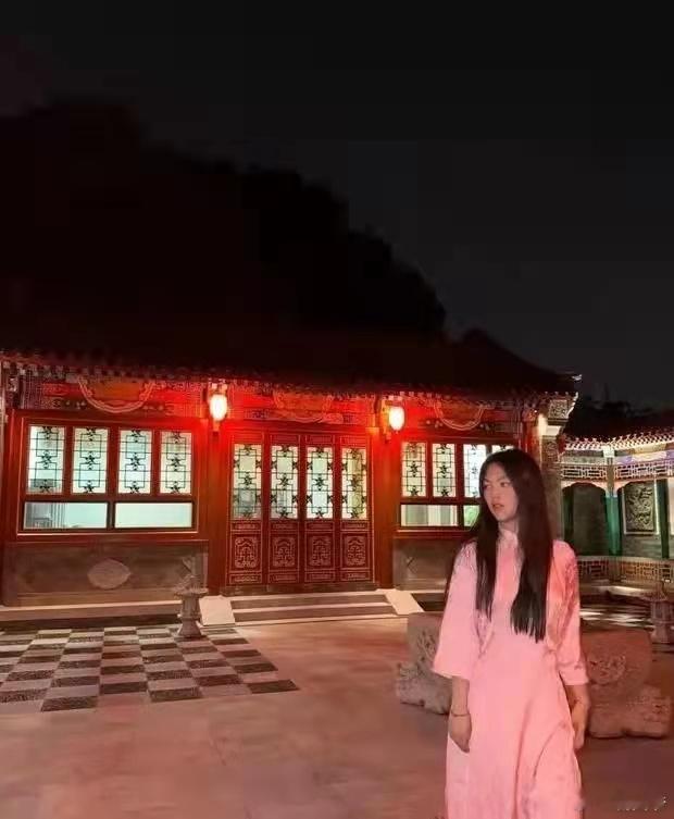 王诗龄晒北京小院，大半夜穿旗袍拍照，面无表情上演中式恐怖，演技不错！​​​
