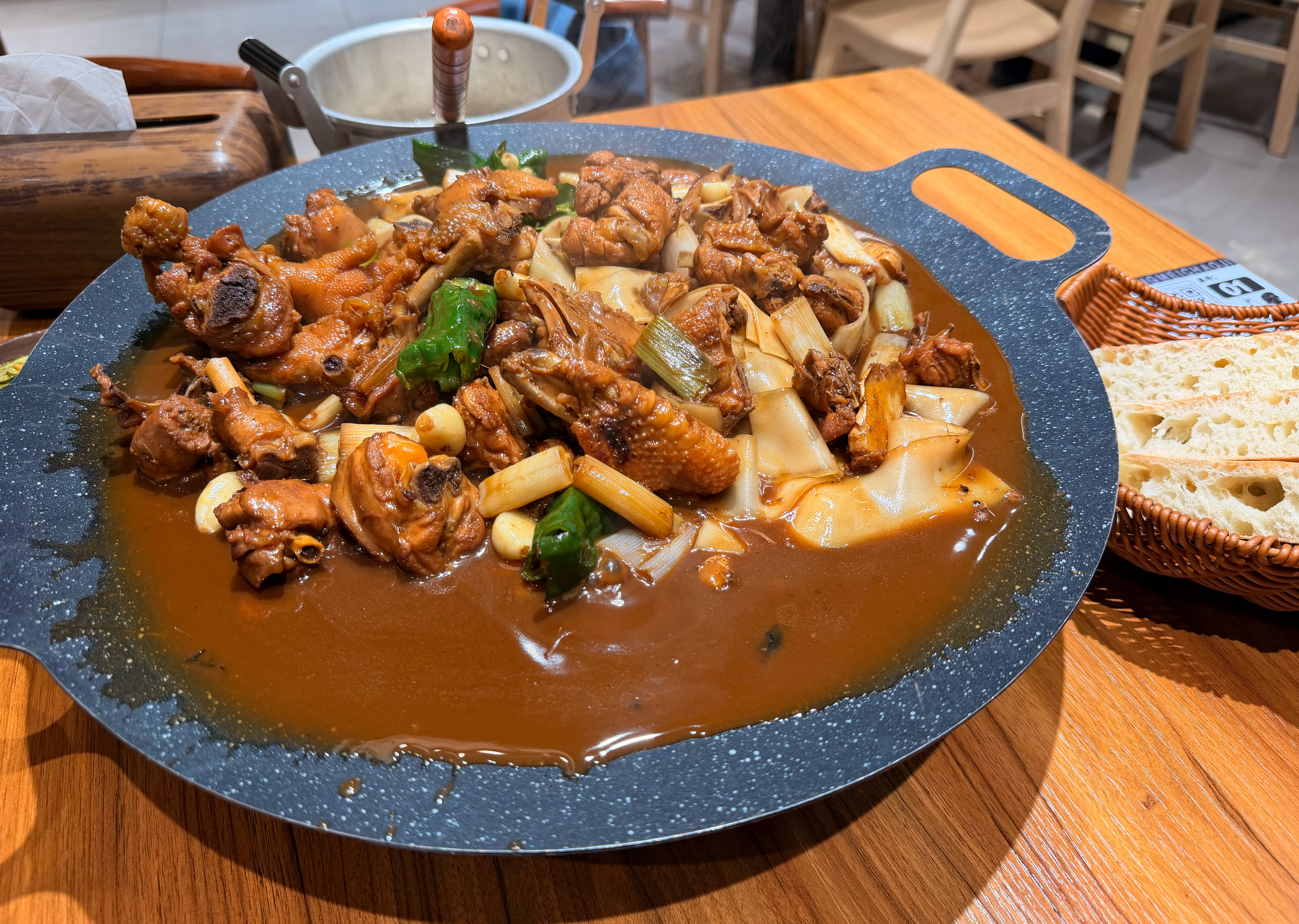 现杀300天的草公鸡最好吃的是里面的宽粉和附送泡饼每日一餐分享