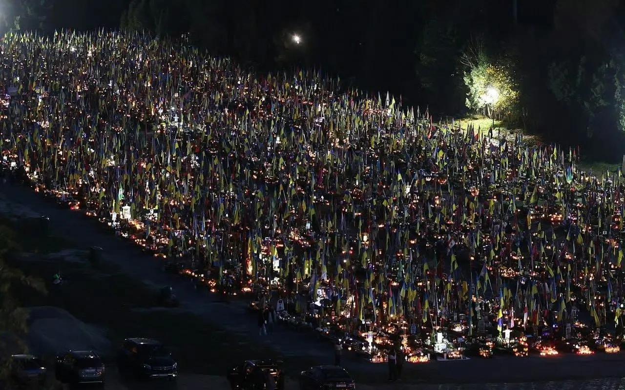 乌克兰西部利沃夫州的一座乌军墓地密密麻麻的墓触目惊心。能躺在这儿的还算幸运，起码